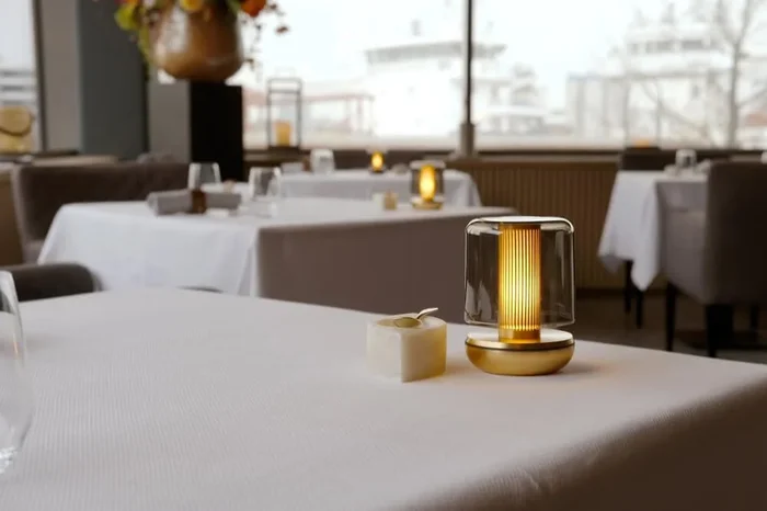 Humble – Wiederaufladbare Tischlampe Firefly Gold geräuchert